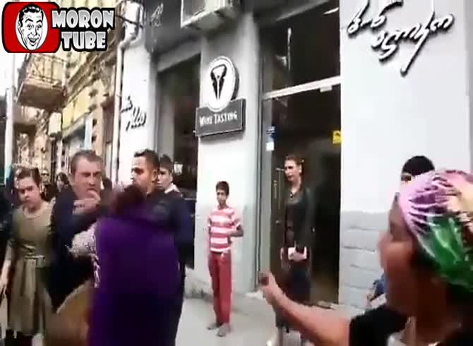 Video :I can't believe this woman is using her child as a weapon! (Informed by the public)